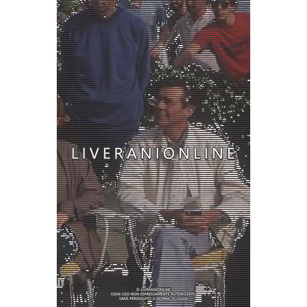 DIA-RETROSPETTIVA DIRK BOGARDE ATTORE E CANTANTE NELLA FOTO DIRK BOGARDE A CANNES NELL’ANNO 1984 AG ALDO LIVERANI SAS