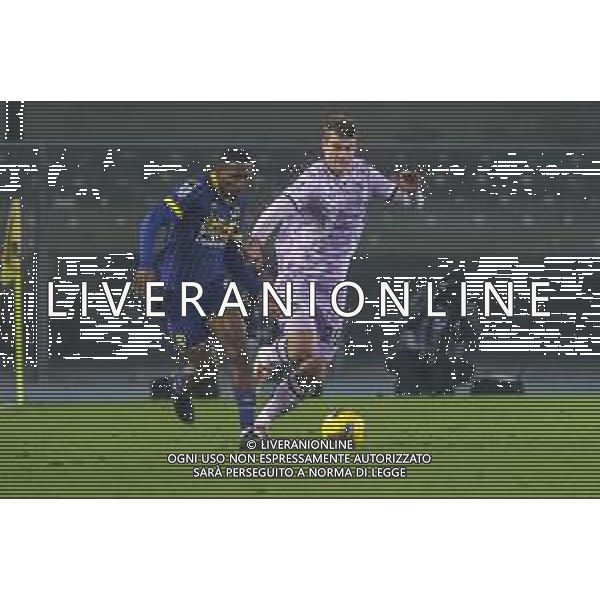 Jackson Tchatchoua of Hellas Verona FC battle for the ball with Jaka Bijol of Udinese FC during Hellas Verona FC vs Udinese Calcio, 19° Serie A Enilive 2024-25 game at Marcantonio Bentegodi stadium in Verona (VR), Italy, on January 04, 2025. (Photo by Davide Casentini)-AGENZIA ALDO LIVERANI SAS
