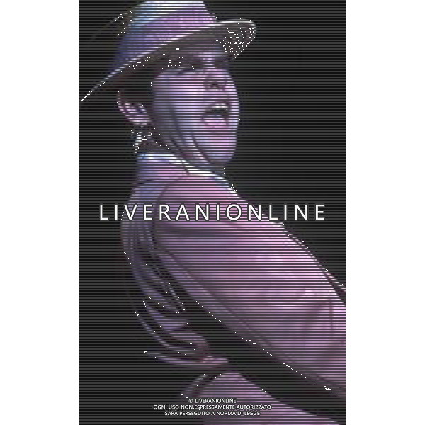 DIA-RETROSPETTIVA ELTON JOHN CANTANTE E COMPOSITORE NELLA FOTO ELTON JOHN NELL’ANNO 1984 AG ALDO LIVERANI SAS