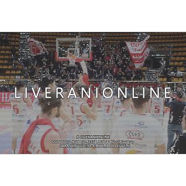 BOLOGNA PALADOZZA 06 01 2025 UP ANDREA COSTA BASKET- PAFFONI FULGOR BASKET OMEGNA SERIE B1 93-67 NELLA FOTO UP ANDREA COSTA BASKET DOPO LA PARTITA SALUTANO I TIFOSI FOTO GIANNI SANNA-AG ALDO LIVERANI SAS