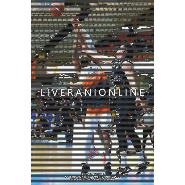 Reggio Calabria 05/01/2025 PalaCalafiore Campionato Serie B Interregionale Basket maschile. Redel Viola Reggio Calabria vs Siaz P.za Armerina. In foto: Luzza P.za Armerina e Donati Redel Viola foto pasquale gareffa-ag aldo liverani sas