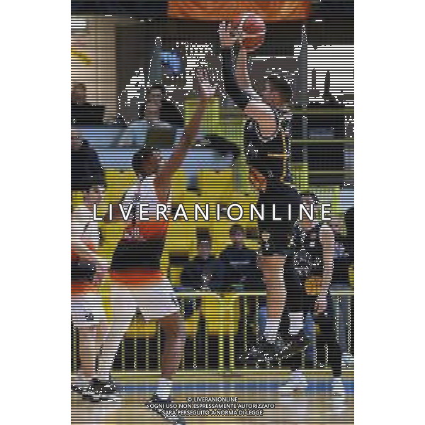 Reggio Calabria 05/01/2025 PalaCalafiore Campionato Serie B Interregionale Basket maschile. Redel Viola Reggio Calabria vs Siaz P.za Armerina. In foto: Ani Redel Viola e Labovic P.za Armerina foto pasquale gareffa-ag aldo liverani sas