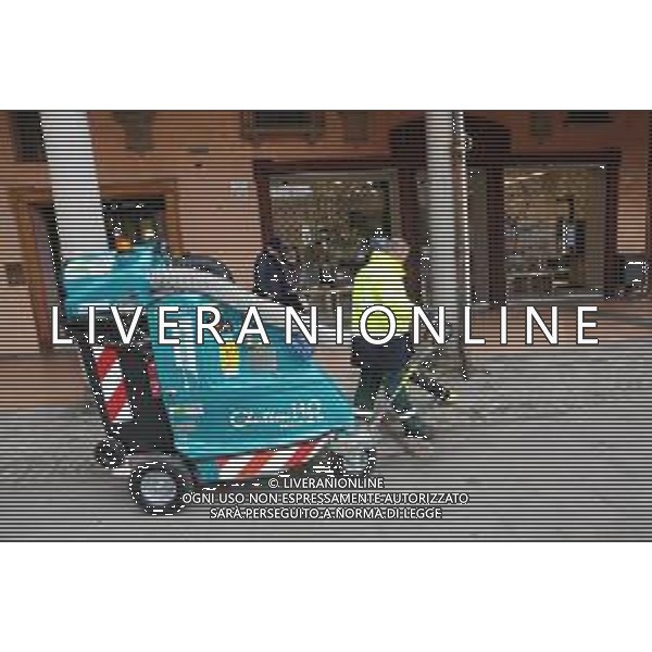 IMOLA 08 01 2025 PIAZZA MATTEOTTI GLUTTON,NUOVO STRUMENTO DI PULIZIA URBANA IN CENTRO STORICO PRESENZA DEL SINDACO MARCO PANIERI VICE SINDACO ELISA SPADA E ASSESSORE PIERANGELO RAFFINI E LA DITTA CHA FA LE PULIZIE FOTO GIANNI SANNA-AG ALDO LIVERANI SAS