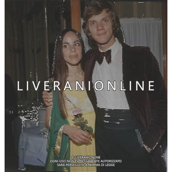 COL-RETROSPETTIVA MALCOM MCDOWELL ATTORE NELLA FOTO MALCOM MCDOWELL CON LA MOGLIE MARGOT BENNETT A CANNES NELL\'ANNO 1973 AG ALDO LIVERANI SAS 