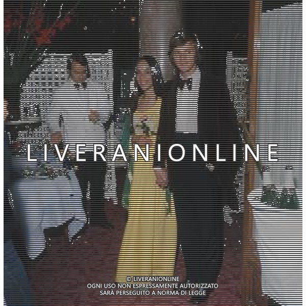 COL-RETROSPETTIVA MALCOM MCDOWELL ATTORE NELLA FOTO MALCOM MCDOWELL CON LA MOGLIE MARGOT BENNETT A CANNES NELL\'ANNO 1973 AG ALDO LIVERANI SAS 