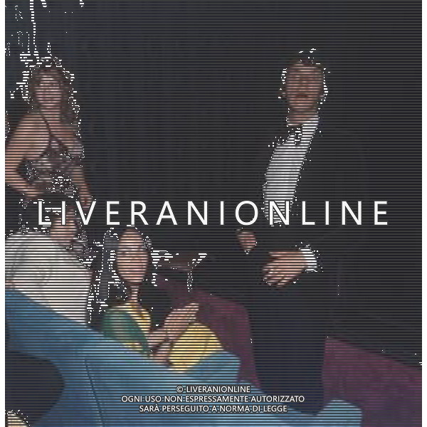 COL-RETROSPETTIVA MALCOM MCDOWELL ATTORE NELLA FOTO MALCOM MCDOWELL CON LA MOGLIE MARGOT BENNETT A CANNES NELL\'ANNO 1973 AG ALDO LIVERANI SAS 