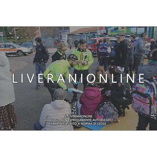 IMOLA 10 01 2025 UN PRINCIPIO DI INTOSSICAZIONE DEGLI ALCUNI ALUNNI,PROF E LE BIDELLE ALLA SCUOLA MEDIA ORSINI IN PEDAGNA I.C.7 . PORTATI IN OSPEDALE PER GLI ACCERTAMENTI. SULL POSTO 118, VIGILI DEL FUOCO, POLIZIA DI STATO, CARABINIERI LA SCUOLA E\' STATA EVACUATA FOTO GIANNI SANNA-AG ALDO LIVERANI SAS