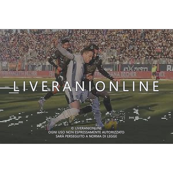 Piotr Zielinski of Inter FC battle for the ball with Gaetano Oristanio of Venezia FC during Venezia FC vs FC Internazionale, 20° Serie A Enilive 2024-25 game at Pier Luigi Penzo stadium in Venezia (VE), Italy, on January 12, 2025. (Photo by Davide Casentini)- AGENZIA ALDO LIVERANI SAS