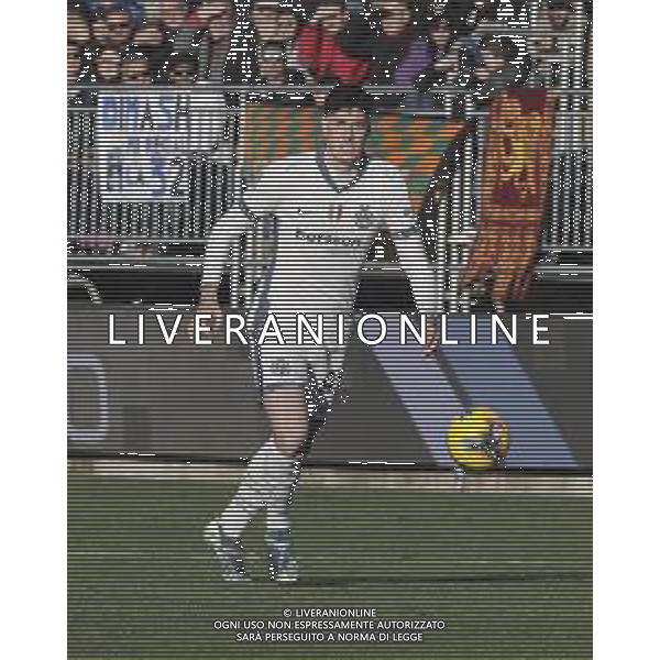 Alessandro Bastoni of Inter FC play the ball during Venezia FC vs FC Internazionale, 20° Serie A Enilive 2024-25 game at Pier Luigi Penzo stadium in Venezia (VE), Italy, on January 12, 2025. (Photo by Davide Casentini)- AGENZIA ALDO LIVERANI SAS