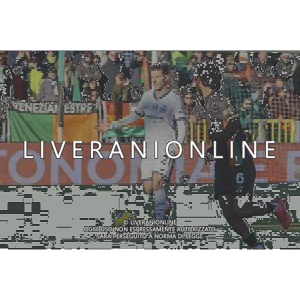 Kristjan Asllani of Inter FC play the ball during Venezia FC vs FC Internazionale, 20° Serie A Enilive 2024-25 game at Pier Luigi Penzo stadium in Venezia (VE), Italy, on January 12, 2025. (Photo by Davide Casentini)- AGENZIA ALDO LIVERANI SAS