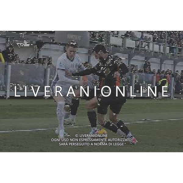 Piotr Zielinski of Inter FC battle for the ball with Mikael Egill Ellertsson of Venezia FC during Venezia FC vs FC Internazionale, 20° Serie A Enilive 2024-25 game at Pier Luigi Penzo stadium in Venezia (VE), Italy, on January 12, 2025. (Photo by Davide Casentini) - AGENZIA ALDO LIVERANI SAS