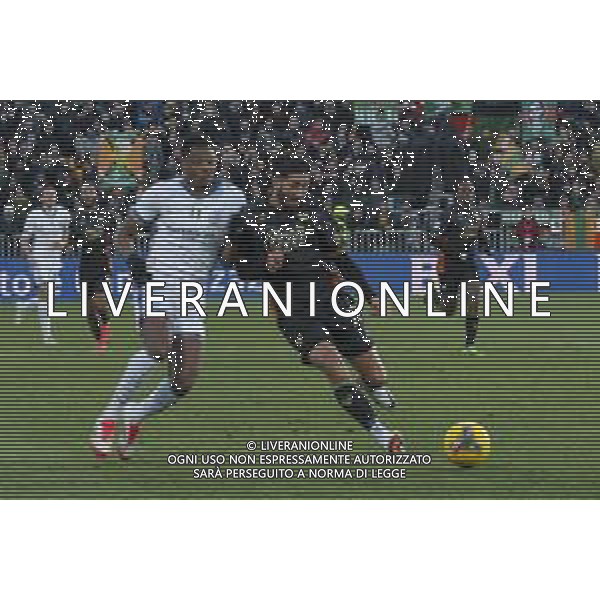 Mikael Egill Ellertsson of Venezia FC battle for the ball with Denzel Dumfries of Inter FC during Venezia FC vs FC Internazionale, 20° Serie A Enilive 2024-25 game at Pier Luigi Penzo stadium in Venezia (VE), Italy, on January 12, 2025. (Photo by Davide Casentini) - AGENZIA ALDO LIVERANI SAS