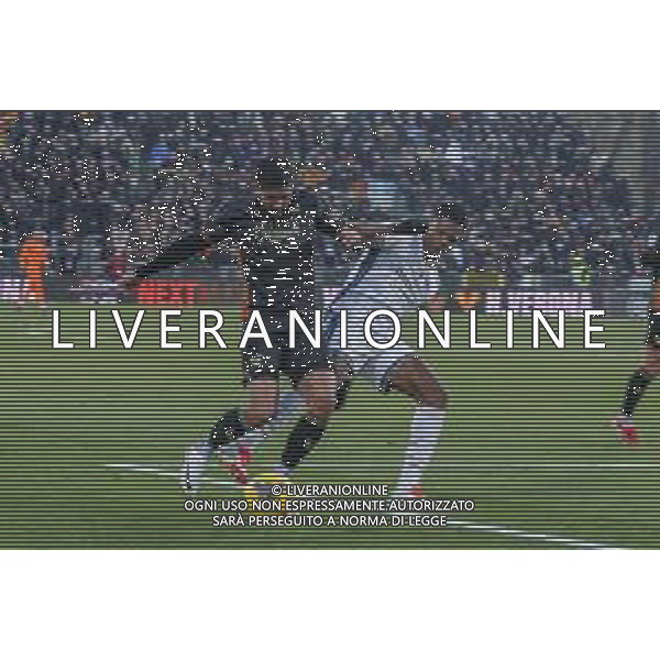 Mikael Egill Ellertsson of Venezia FC battle for the ball with Denzel Dumfries of Inter FC during Venezia FC vs FC Internazionale, 20° Serie A Enilive 2024-25 game at Pier Luigi Penzo stadium in Venezia (VE), Italy, on January 12, 2025. (Photo by Davide Casentini)- AGENZIA ALDO LIVERANI SAS
