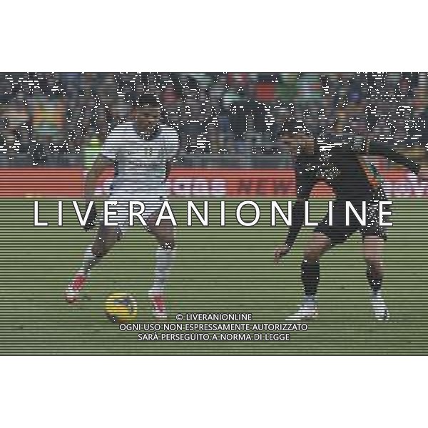 Denzel Dumfries of Inter FC competes for the ball with Mikael Egill Ellertsson of Venezia FCduring Venezia FC vs FC Internazionale, 20° Serie A Enilive 2024-25 game at Pier Luigi Penzo stadium in Venezia (VE), Italy, on January 12, 2025. (Photo by Davide Casentini)- AGENZIA ALDO LIVERANI SAS