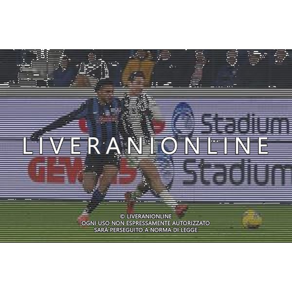 Andrea Cambiaso of Juventus FC battle for the ball with Josè Dos Santos Ederson of Atalanta BC during Atalanta BC vs Juventus FC, 19° Serie A Enilive 2024-25 game at Gewiss stadium in Bergamo (BG), Italy, on January 14, 2025. (Photo by Davide Casentini)-AGENZIA ALDO LIVERANI SAS