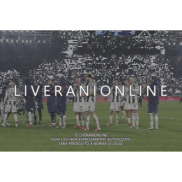 Juventus FC players applaud the fans following the final whistle at the end of Atalanta BC vs Juventus FC, 19° Serie A Enilive 2024-25 game at Gewiss stadium in Bergamo (BG), Italy, on January 14, 2025. (Photo by Davide Casentini)-AGENZIA ALDO LIVERANI SAS