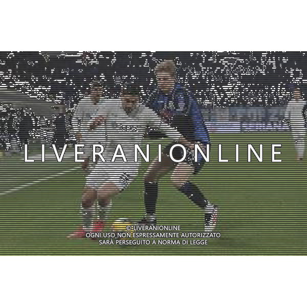 Giovanni Simeone of SSC Napoli battle for the ball with Marco Brescianini of Atalanta BC during Atalanta BC vs SSC Napoli, 21° Serie A Enilive 2024-25 game at Gewiss stadium in Bergamo (BG), Italy, on January 18, 2025. (Photo by Davide Casentini)-AGENZIA ALDO LIVERANI SAS