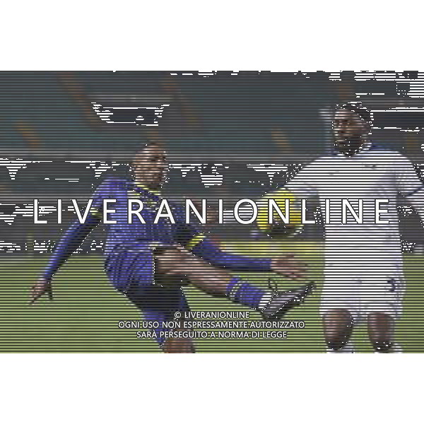 Jackson Tchatchoua of Hellas Verona FC battle for the ball with Nuno Tavares of SS Lazio during Hellas Verona FC vs SS Lazio, 21° Serie A Enilive 2024-25 game at Marcantonio Bentegodi stadium in Verona (VR), Italy, on January 19, 2025. (Photo by Davide Casentini) - AGENZIA ALDO LIVERANI SAS