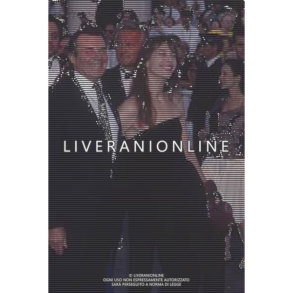 DIA-RETROSPETTIVA DIRK BOGARDE ATTORE E CANTANTE NELLA FOTO DIRK BOGARDE A CANNES NELL’ANNO 1989 CON JANE BIRKIN AG ALDO LIVERANI SAS