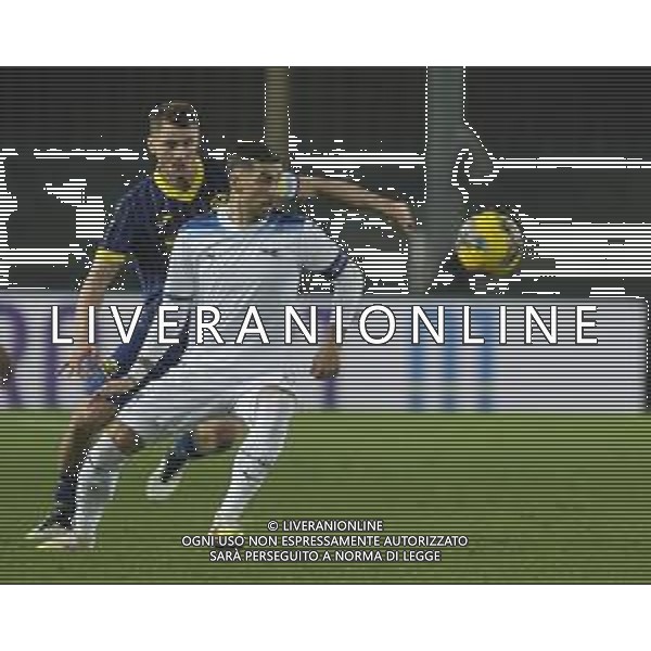 Mattia Zaccagni of SS Lazio competes for the ball with Pawel Dawidowicz of Hellas Verona FC during Hellas Verona FC vs SS Lazio, 21° Serie A Enilive 2024-25 game at Marcantonio Bentegodi stadium in Verona (VR), Italy, on January 19, 2025. (Photo by Davide Casentini)- AGENZIA ALDO LIVERANI SAS