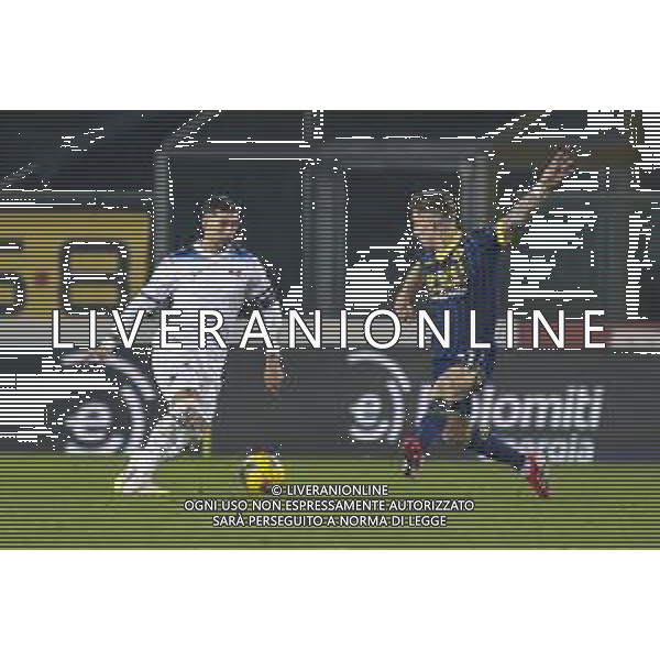 Mattia Zaccagni of SS Lazio competes for the ball with Tomas Suslov of Hellas Verona FC during Hellas Verona FC vs SS Lazio, 21° Serie A Enilive 2024-25 game at Marcantonio Bentegodi stadium in Verona (VR), Italy, on January 19, 2025. (Photo by Davide Casentini)- AGENZIA ALDO LIVERANI SAS