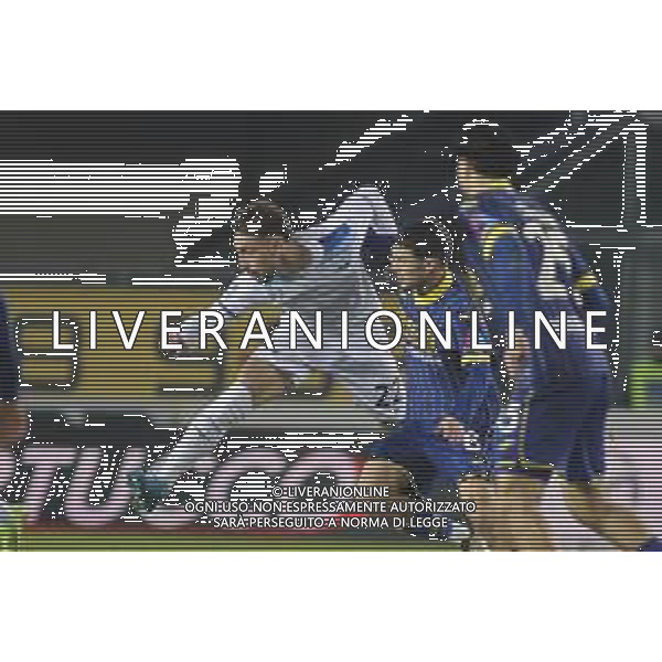 Gaetano Castrovilli of SS Lazio battle for the ball with Reda Belahyane of Hellas Verona FC during Hellas Verona FC vs SS Lazio, 21° Serie A Enilive 2024-25 game at Marcantonio Bentegodi stadium in Verona (VR), Italy, on January 19, 2025. (Photo by Davide Casentini)- AGENZIA ALDO LIVERANI SAS