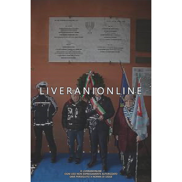 IMOLA 27 01 2025 GIORNO DELLA MEMORIA VICOLO GIUDEI "DEPOSIZIONE DI UNA CORONA ALLA LAPIDE IN RICORDO DELLE PERSECUZIONI RAZZIALI NELLA FOTO ANPI ANED E SINDACO MARCO PANIERI FOTO GIANNI SANNA-AG ALDO LIVERANI SAS