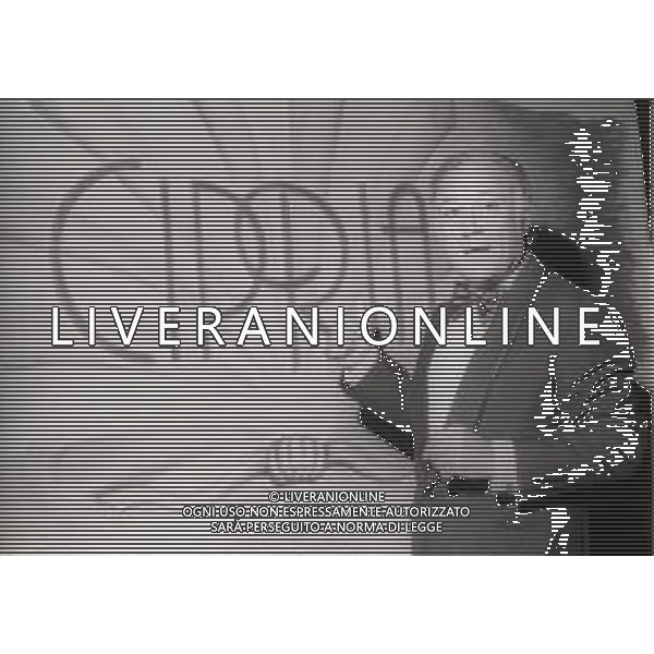NEG-RETROSPETTIVA CLAUDIO VILLA CANTANTE NELLA FOTO CLAUDIO VILLA NELLA TRASMISSIONE DI RETEQUATTRO “CIPRIA “ NELL\'ANNO 1983 AG ALDO LIVERANI SAS