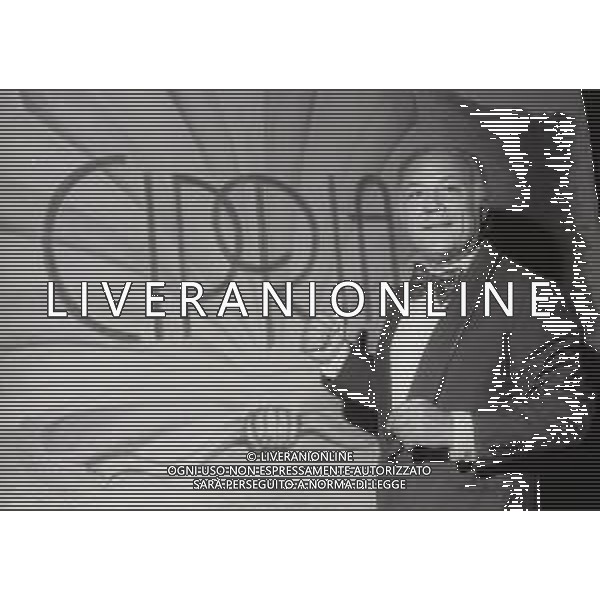 NEG-RETROSPETTIVA CLAUDIO VILLA CANTANTE NELLA FOTO CLAUDIO VILLA NELLA TRASMISSIONE DI RETEQUATTRO “CIPRIA “ NELL\'ANNO 1983 AG ALDO LIVERANI SAS