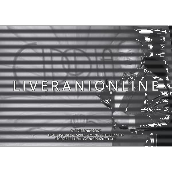 NEG-RETROSPETTIVA CLAUDIO VILLA CANTANTE NELLA FOTO CLAUDIO VILLA NELLA TRASMISSIONE DI RETEQUATTRO “CIPRIA “ NELL\'ANNO 1983 AG ALDO LIVERANI SAS
