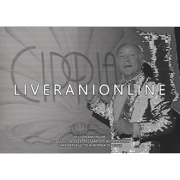 NEG-RETROSPETTIVA CLAUDIO VILLA CANTANTE NELLA FOTO CLAUDIO VILLA NELLA TRASMISSIONE DI RETEQUATTRO “CIPRIA “ NELL\'ANNO 1983 AG ALDO LIVERANI SAS