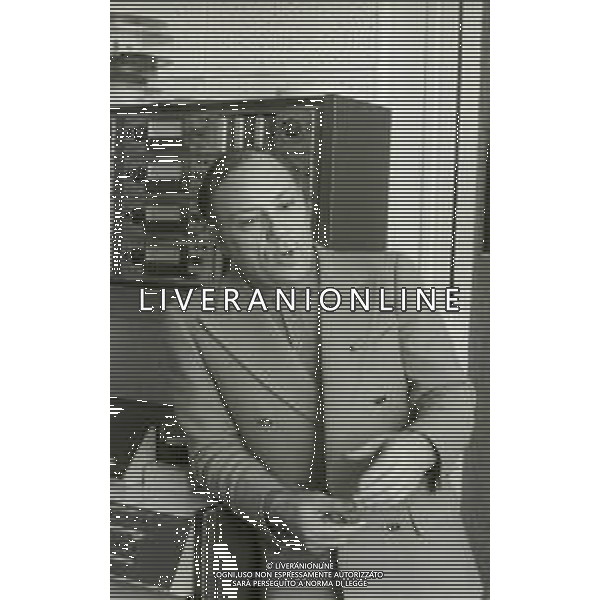 NEG-RETROSPETTIVA CLAUDIO VILLA CANTANTE NELLA FOTO CLAUDIO VILLA A MILANO NELL\'ANNO 1972 AG ALDO LIVERANI SAS