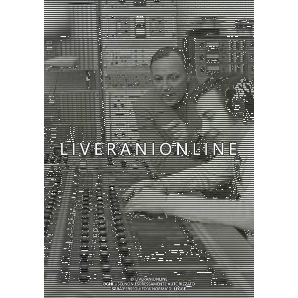 NEG-RETROSPETTIVA CLAUDIO VILLA CANTANTE NELLA FOTO CLAUDIO VILLA A MILANO NELL\'ANNO 1972 AG ALDO LIVERANI SAS