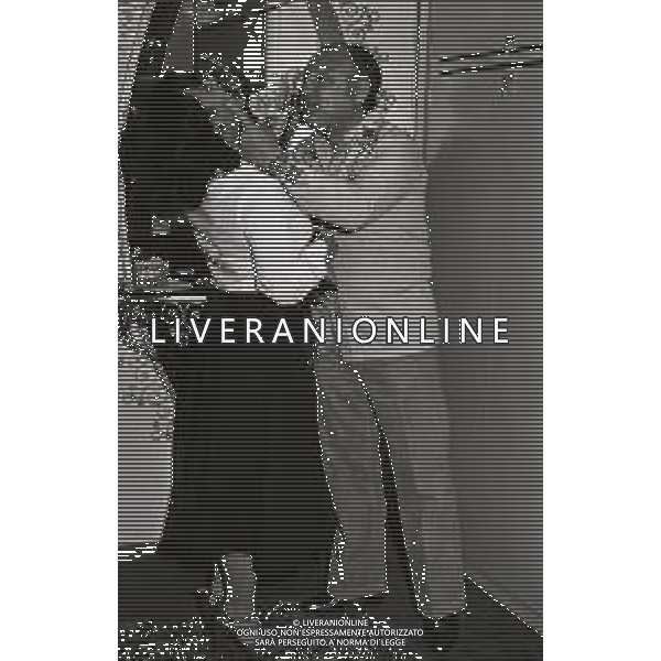 NEG-RETROSPETTIVA CLAUDIO VILLA CANTANTE NELLA FOTO CLAUDIO VILLA A ROMA NELL\'ANNO 1975 CON LA MOGLIE CON PATRIZIA BALDI AG ALDO LIVERANI SAS 