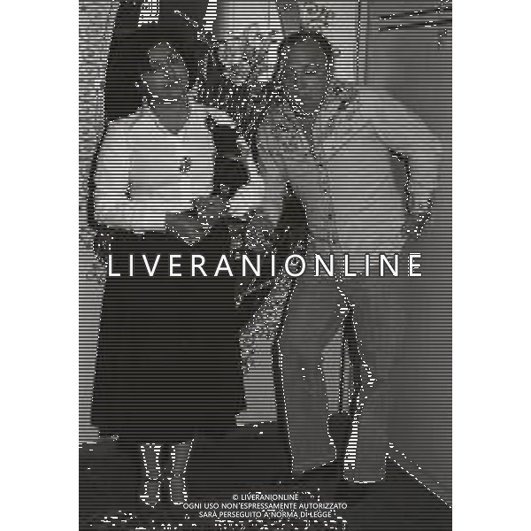 NEG-RETROSPETTIVA CLAUDIO VILLA CANTANTE NELLA FOTO CLAUDIO VILLA A ROMA NELL\'ANNO 1975 CON LA MOGLIE CON PATRIZIA BALDI AG ALDO LIVERANI SAS 