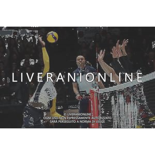 CASALECCHIO DI RENO(BOLOGNA) FINAL FOUR COPPA ITALIA PALLAVOLO MASCHILE PRIMA SEMIFINALE SIR SUSA VIM PERUGIA-RANA VERONA 2-3 NELLA FOTO KEITA NOUMORY RANA VERONA CON LO SGARDO DEL ARBITRO STEFANO CESARE FOTO GIANNI SANNA-AG ALDO LIVERANI SAS