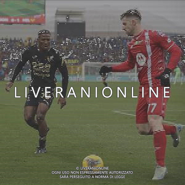 Georgios Kyriakopoulos of AC Monza competes for the ball with Jackson Tchatchoua of Hellas Verona FC during AC Monza vs Hellas Verona FC, 23° Serie A Enilive 2024-25 game at U-Power stadium in Monza (MB), Italy, on February 01, 2025. (Photo by Davide Casentini)- AGENZIA ALDO LIVERANI SAS