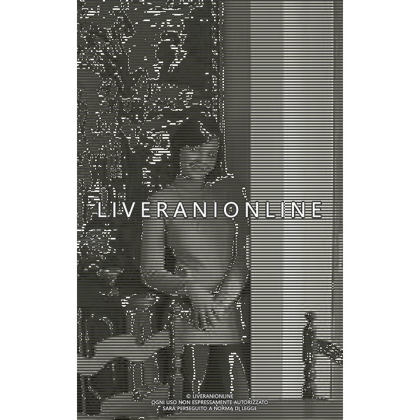 NEG-RETROSPETTIVA ORNELLA MUTI ATTRICE NELLA FOTO ORNELLA MUTI NELLA SUA CASA DI ROMA NELl\'ANNO 1970 AG ALDO LIVERANI SAS