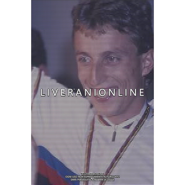 DIAP-RETROSPETTIVA MAURIZIO FONDRIEST CICLISTA NELLA FOTO MAURIZIO FONDRIEST FESTEGGIA A CLES LA VITTORIA DI CAMPIONE DEL MONDO NELL\'ANNO 1988 AG ALDO LIVERANI SAS