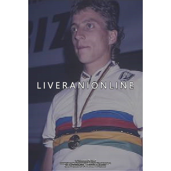DIAP-RETROSPETTIVA MAURIZIO FONDRIEST CICLISTA NELLA FOTO MAURIZIO FONDRIEST FESTEGGIA A CLES LA VITTORIA DI CAMPIONE DEL MONDO NELL\'ANNO 1988 AG ALDO LIVERANI SAS