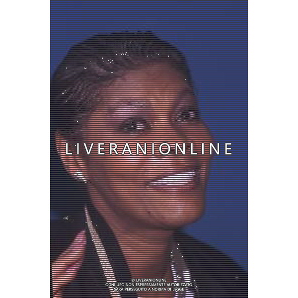 RETROSPETTIVA DIONNE WARWICK CANTANTE NELLA FOTO DIONNE WARWICK A MILANO TERRAZZA MARTINI NELL’ANNO 1990 AG ALDO LIVERANI SAS