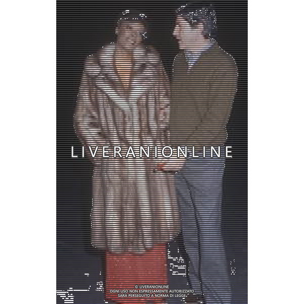 DIA-RETROSPETTIVA DIONNE WARWICK CANTANTE NELLA FOTO DIONNE WARWICK A ROMA NEGLI ANNI ’80 CON IL REGISTA ANTONELLO FALQUI ©EDGARDO DELLA SCORCIOSA - AG ALDO LIVERANI SAS