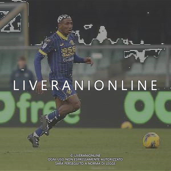 Jackson Tchatchoua of Hellas Verona FC play the ball during Hellas Verona FC vs Atalanta BC, 24° Serie A Enilive 2024-25 game at Marcantonio Bentegodi stadium in Verona (VR), Italy, on February 08, 2025. (Photo by Davide Casentini) AG ALDO LIVERANI SAS