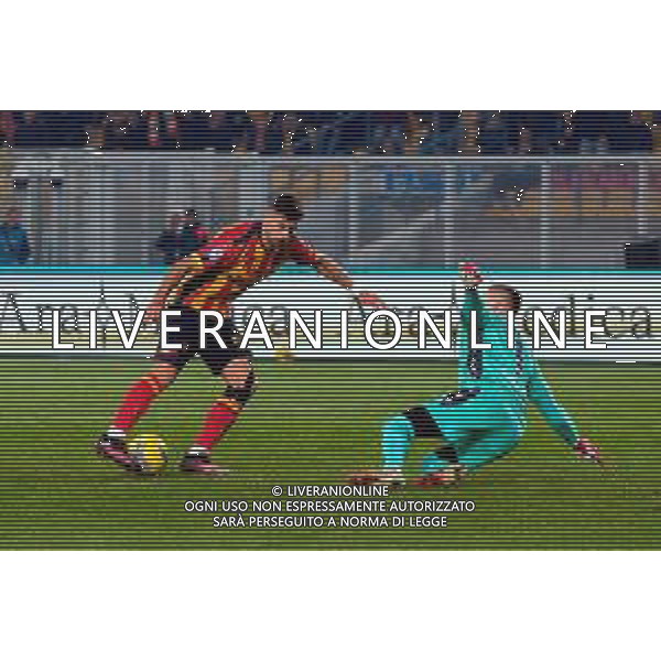 TVEM February 09, 2025 Lecce, Italy - US Lecce vs Bologna FC - Italian soccer serie A 2024/25 - Via Del Mare Stadium. In the pic: Santiago Pierotti of US Lecce in action against Lukasz Skorupski of Bologna FC FOTO EMMANUELE MASTRODONATO-AG ALDO LIVERANI SAS