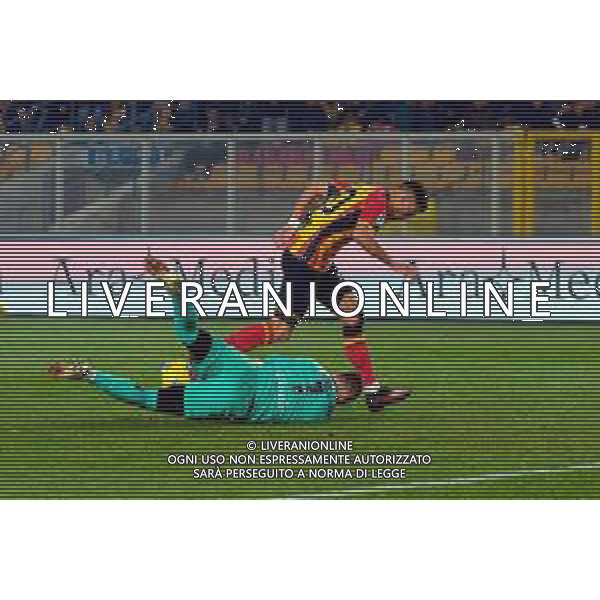 TVEM February 09, 2025 Lecce, Italy - US Lecce vs Bologna FC - Italian soccer serie A 2024/25 - Via Del Mare Stadium. In the pic: Santiago Pierotti of US Lecce in action against Lukasz Skorupski of Bologna FC FOTO EMMANUELE MASTRODONATO-AG ALDO LIVERANI SAS