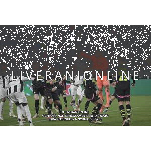 Torino 11.02.2025 Allianz Stadium ©Manuela Viganti/Agenzia Aldo Liverani Juventus vs Psv Eindhoven Playoff Andata Uefa Champions League 2024/2025 Nella foto: uscita di walter benitez su weston mckennie