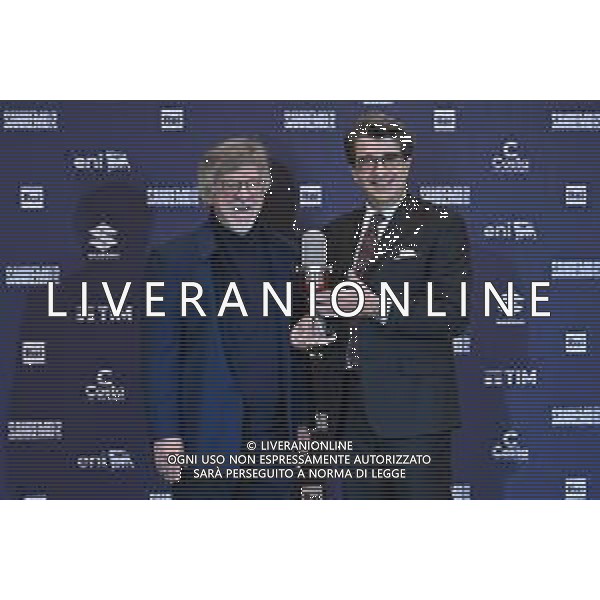 Festival Sanremo 2025 nella foto il maestro Giuseppe Pinuccio Pirazzoli SX riceve il premio di Assomusica dal presidente Carlo Parodi DX 75mo Festival della Canzone Italiana - Seconda Serata Teatro Ariston - Sanremo (IM) 12-02-2025 foto Roberto Garavaglia/agenzia Aldo Liverani sas