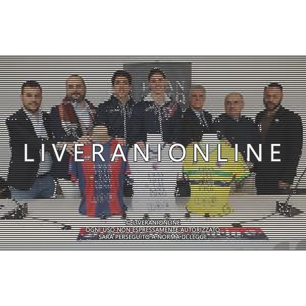 IMOLA 13 02 2025 CONFERENZA STAMPA PRESENTAZIONE MAIN SPONSOR DELL\'IMOLESE CALCIO "FRANTOIO VALSANTERNO" NELLA FOTO DA SINISTRA SINDACO DI IMOLA MARCO PANIERI,VICE PRESIDENTE DELL\'IMOLESE CALCIO NICOLA VOCATURO,GIOCATORI NUNZIO BRANDI E SEBASTIAN ELEFANTE, AMMINISTRATORE DELEGATO DEL FRANTOIO VALSANTERNO LUIGI ALEOTTI E DIRIGENTE DELL\'IMOLESE CALCIO ULISSE SAVINI FOTO GIANNI SANNA-AG ALDO LIVERANI SAS