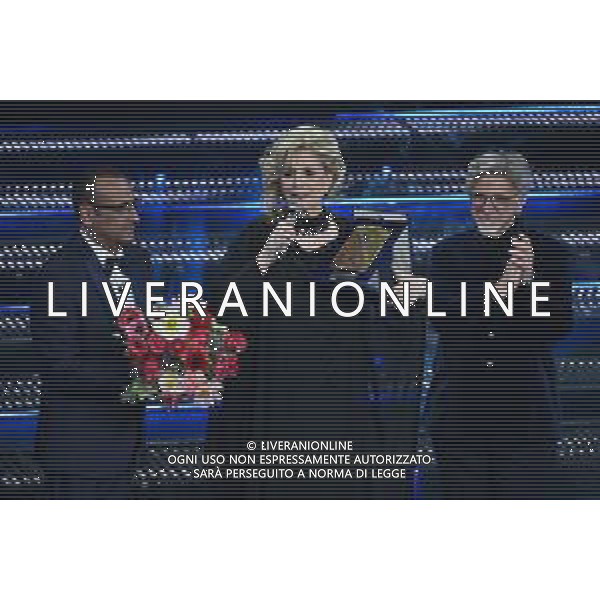 Festival Sanremo 2025 nella foto Iva Zanicchi premio alla carriera, da SX Carlo Conti, Iva Zanicchi e Pinuccio Pirazzoli 75mo Festival della Canzone Italiana - Terza Serata Teatro Ariston - Sanremo (IM) 13-02-2025 foto Roberto Garavaglia/agenzia Aldo Liverani sas