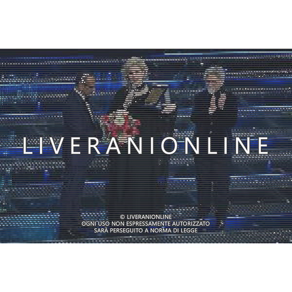 Festival Sanremo 2025 nella foto Iva Zanicchi premio alla carriera, da SX Carlo Conti, Iva Zanicchi e Pinuccio Pirazzoli 75mo Festival della Canzone Italiana - Terza Serata Teatro Ariston - Sanremo (IM) 13-02-2025 foto Roberto Garavaglia/agenzia Aldo Liverani sas